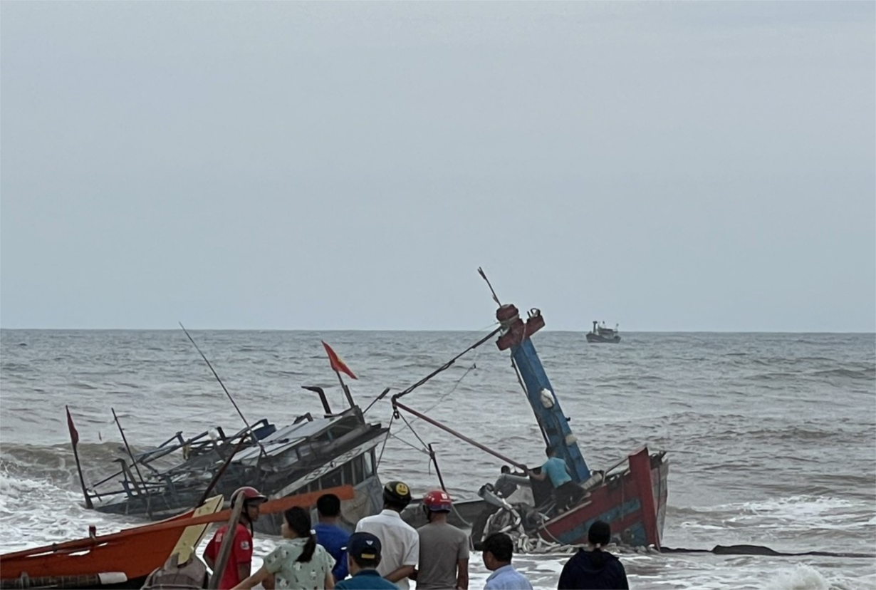 Thừa Thiên Huế: Cứu hộ 2 tàu cá bị giông lốc đánh chìm và mắc cạn trên biển (08/5/2023)